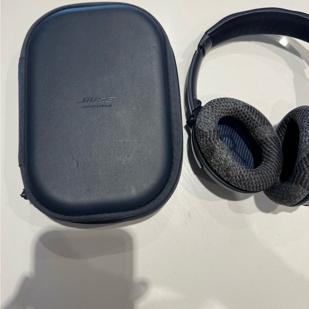 Bose Special Edition Blue Quietcomfort 35 II Wireless Headphones with Case& box